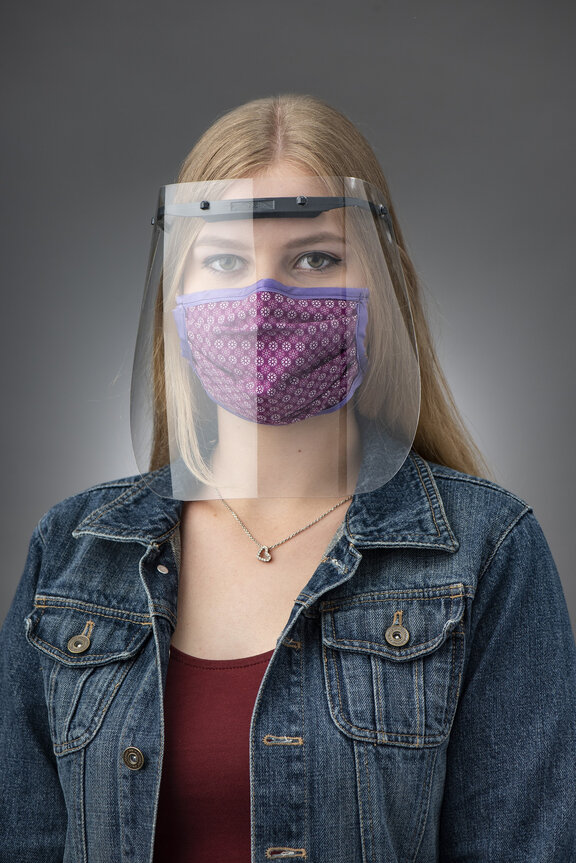 Frau mit Bio Faceshield